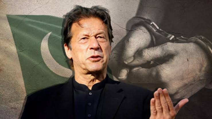 पाकिस्तान के पूर्व प्रधानमंत्री इमरान खान गिरफ्तार, शीशे तोड़कर घुसे पाक रेंजर्स के जवान उन्हें कोर्टरूम से गिरफ्तार किया।