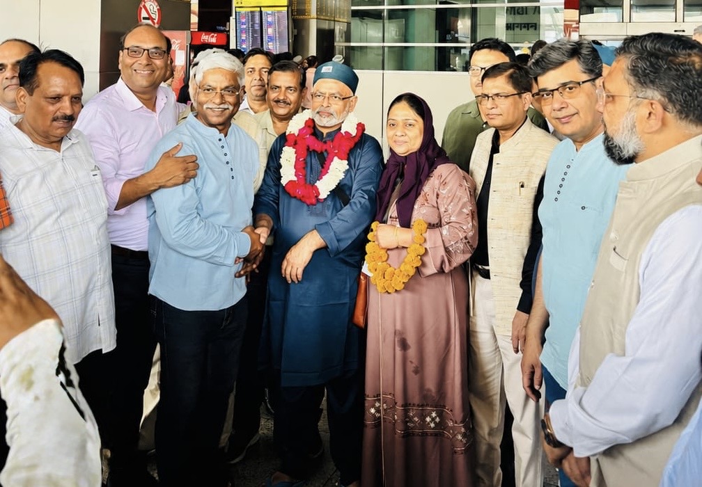 जामिया मिलिया इस्लामिया के कुलपति प्रोफेसर मज़हर आसिफ का हज से लौटने पर एयरपोर्ट पर गर्मजोशी से स्वागत  नई दिल्ली: हज की पवित्र यात्रा पूरी कर स्वदेश लौटने पर जामिया मिलिया इस्लामिया के कुलपति प्रोफेसर मज़हर आसिफ और उनकी पत्नी का नई दिल्ली एयरपोर्ट पर जामिया समुदाय की ओर से भव्य, गरिमामय और आत्मीय स्वागत किया गया।