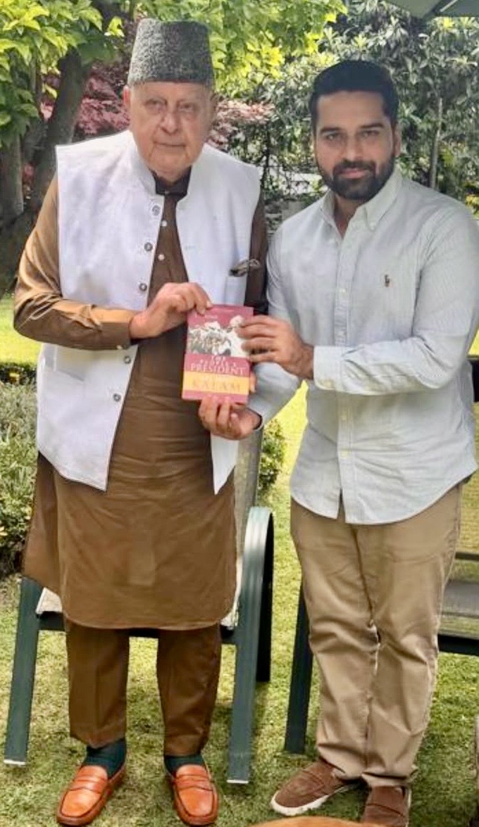 एस.एम. खान फाउंडेशन के ट्रस्टी शहरयार खान ने डॉ. फारूक अब्दुल्ला से की मुलाकात।